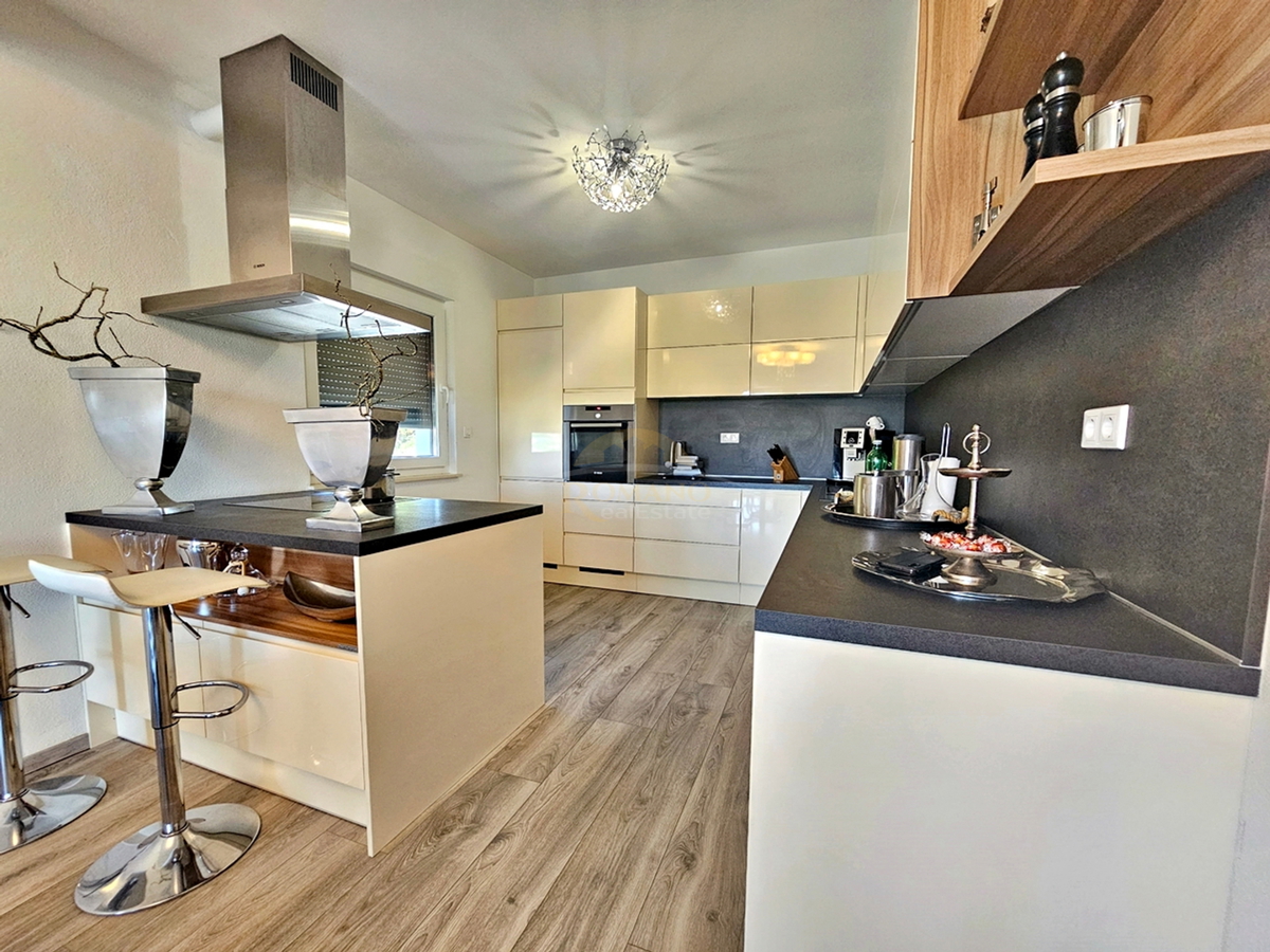 Casa di lusso a Čiovo - Mastrinka con 3 appartamenti e vista aperta sul mare